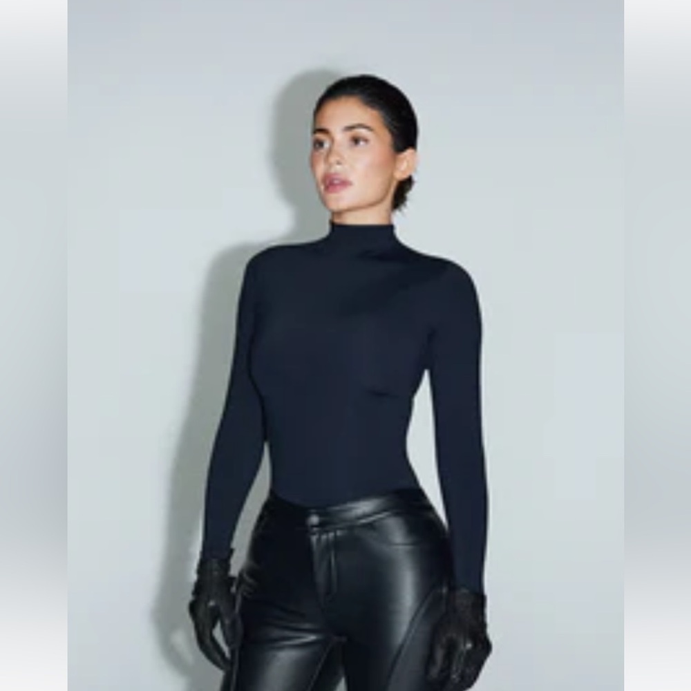 KHY 
SEAMLESS MOCK NECK LONG SLEEVE
Seamless Mock Neck Long Sleeve